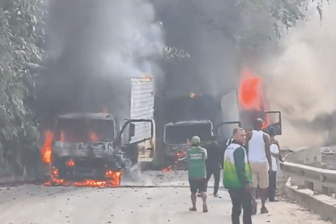 Presuntos integrantes del Eln queman tres camiones en la vía entre Risaralda y Chocó