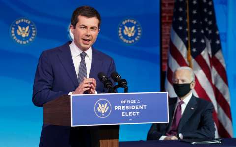 Pete Buttigieg, primer miembro abiertamente gay de un gabinete de EE. UU.
