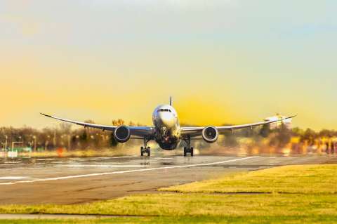 Colombia fortalece relaciones aerocomerciales con Perú