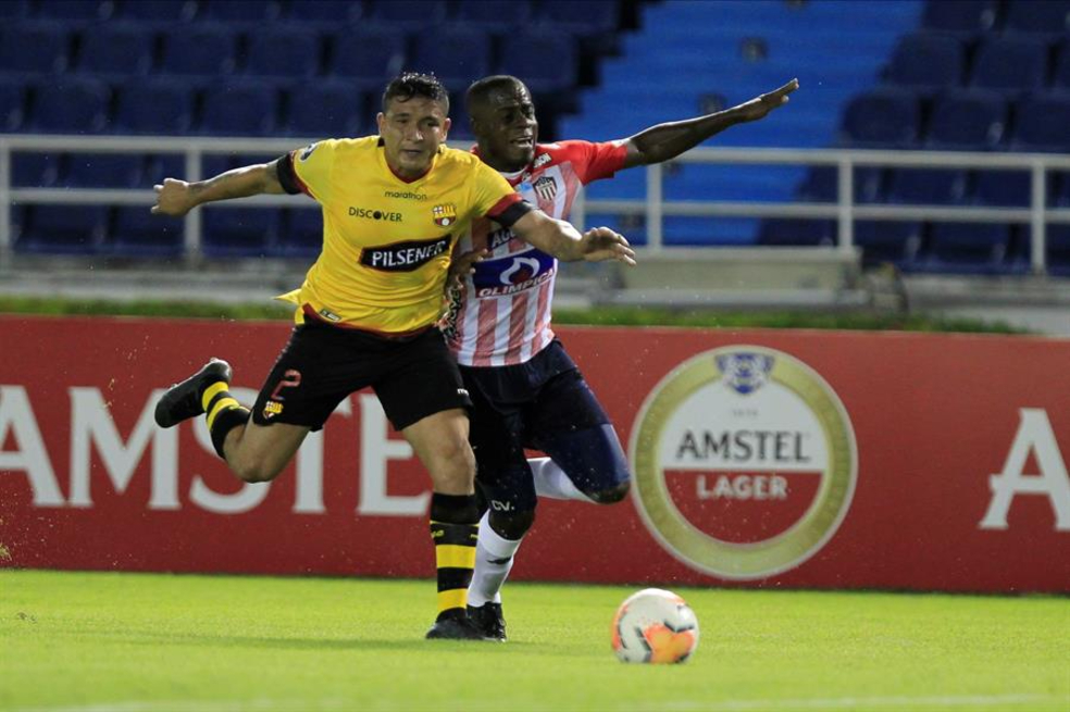 Carmelo Valencia (Júnior) en la disputa por el balón con Mario Pineida (Barcelona) en el partido por la quinta fecha de la fase de grupos de la Copa Libertadores.