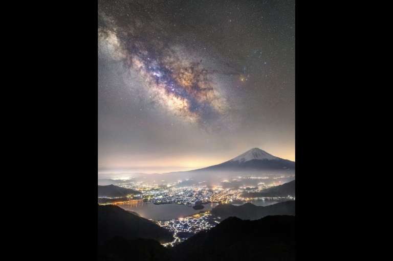 “Monte Fuji y la Vía Láctea sobre el lago Kawaguchi”, en Prefectura de Yamanashi, Japón.