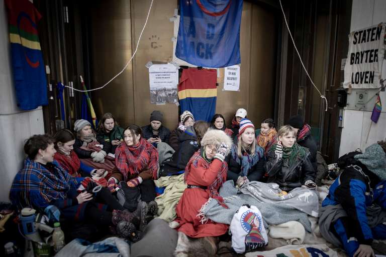 Los manifestantes perseguían "cerrar el Estado" como protesta por la continua actividad de turbinas eólicas en la región de Fosen, más de un año después de que la Corte Suprema noruega se pronunciara contra estos parques.
Según el tribunal, este proyecto viola el derecho de las familias sami a practicar la cría de renos. Los samis son una minoría indígena de unas 100.000 personas que viven entre Noruega, Suecia, Finlandia y Rusia.
La protesta comenzó el jueves pasado cuando un grupo de samis vestidos con el traje tradicional azul y rojo ocuparon la entrada del Ministerio de Petróleo y Energía.
Los activistas fueron desalojados en la noche del domingo, pero volvieron durante la semana, extendiendo la toma a más edificios del gobierno.