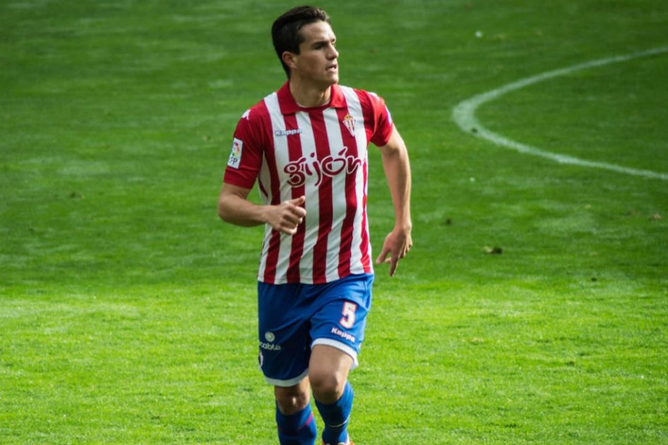 Bernardo Espinosa, defensor del Sporting de Gijón. Foto: AFP