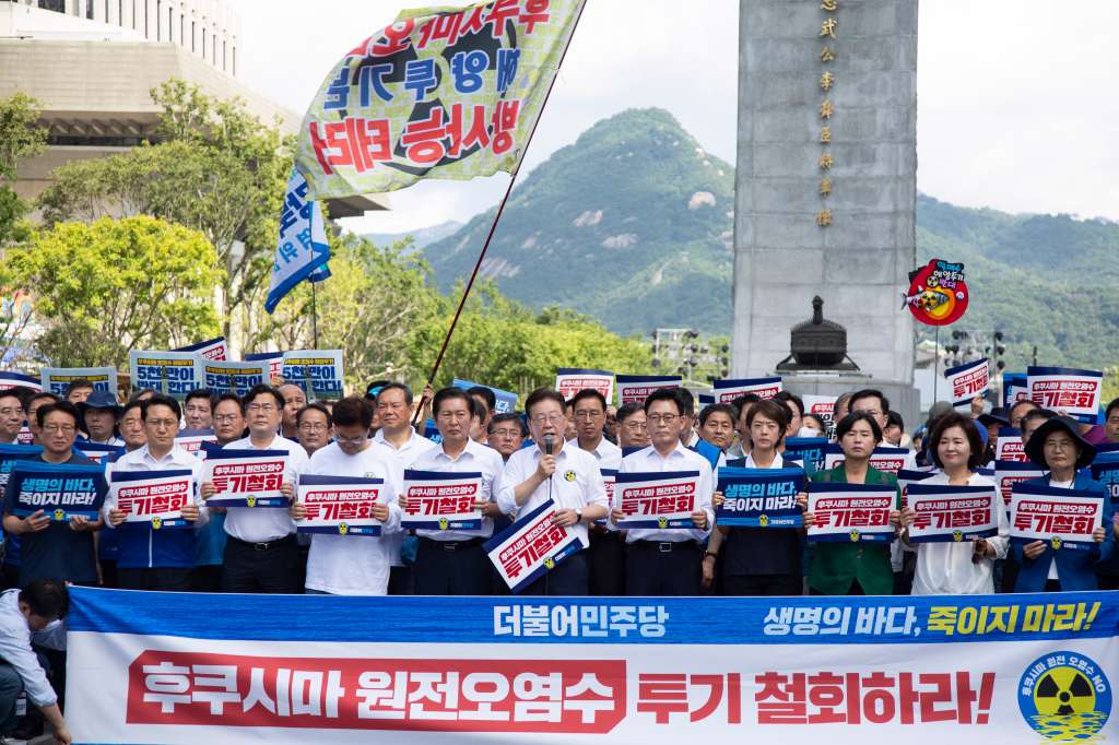 Seoul (Korea, Republic Of), 25/08/2023.- Lee Jae-myung (front, C) leader of the main opposition Democratic Party, speaks during a rally in Seoul, South Korea, 25 August 2023. The main opposition Democratic party members gathered to oppose Japan's discharge of treated radioactive water from its crippled Fukushima nuclear power plant into the ocean on 24 August. (Protestas, Japón, Corea del Sur, Seúl) EFE/EPA/JEON HEON-KYUN