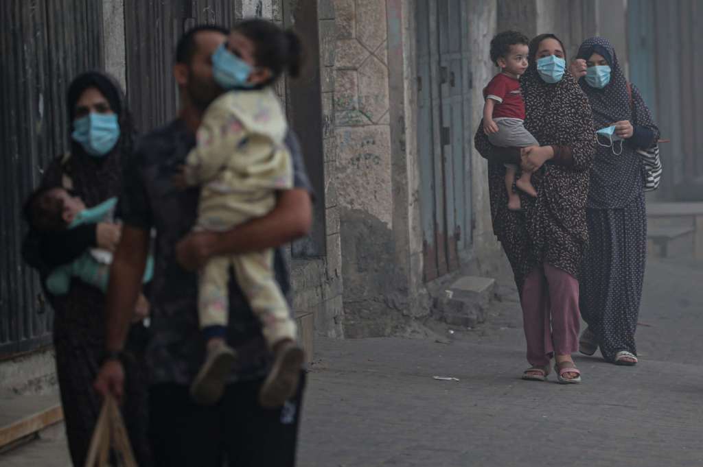 Gaza (---), 08/11/2023.- Residents flee from Al Shatea refugee camp during direct direct combat between the Israeli army and militants of the Ezz Al-Din Al Qassam militia, the military wing of the Hamas movement, at the beach road in west-centre Gaza City, 08 November 2023. More than 10,000 Palestinians and at least 1,400 Israelis have been killed, according to the Israel Defense Forces (IDF) and the Palestinian health authority, since Hamas militants launched an attack against Israel from the Gaza Strip on 07 October, and the Israeli operations in Gaza and the West Bank which followed it. EFE/EPA/MOHAMMED SABER