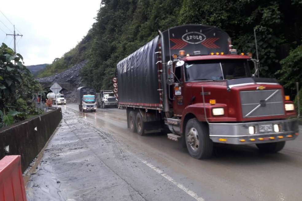 Se adelanta plan de choque para evacuar los vehículos de carga represados en las zonas de derrumbe exclusivamente, dice la firma concesionaria de la vía. / @coviandes