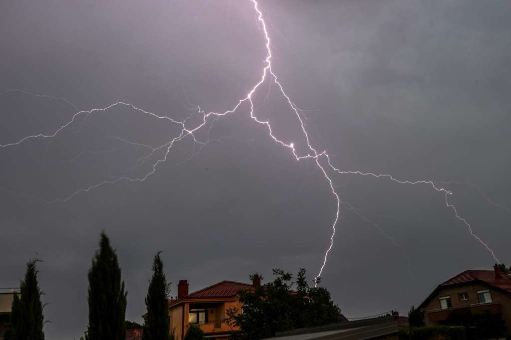 FOTODELDÍA SKP05. SKOPJE (MACEDONIA DEL NORTE), 04/08/2025.- Fotografía de un rayo durante una tormenta eléctrica este lunes, en Skopje (Macedonia del Norte). EFE/EPA/GEORGI LICOVSKI