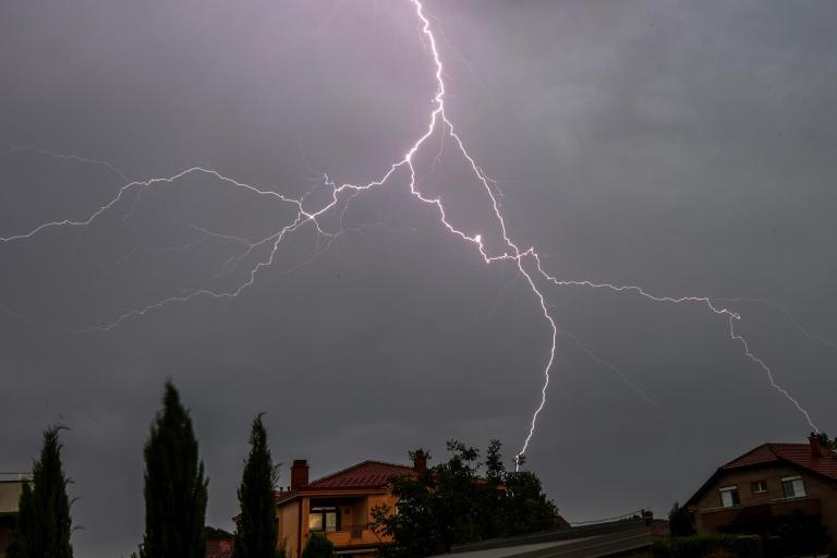 Dos mujeres, una en embarazo, murieron tras el impacto de un rayo en Córdoba