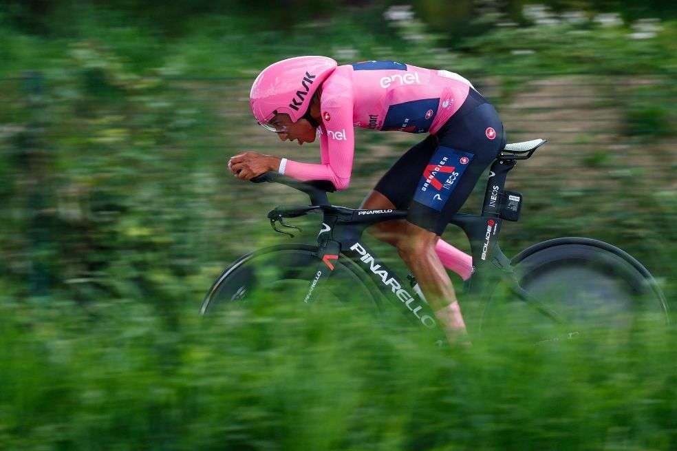 Egan Bernal corriendo en la crono final de la etapa 21 en el Giro de Italia 2021.