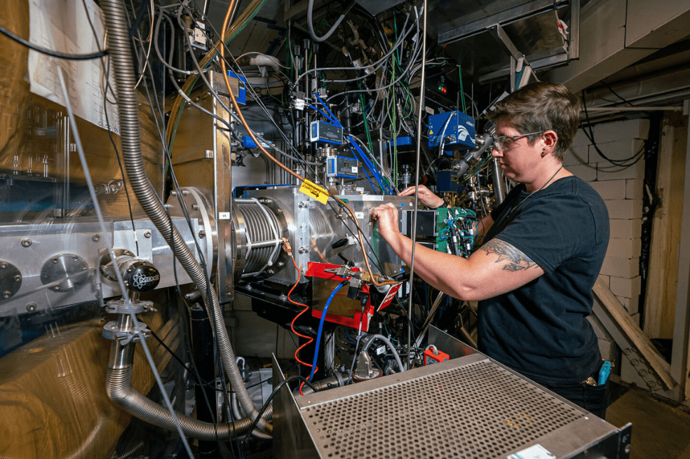 La científica Jacklyn Gates en el separador lleno de gas de Berkeley utilizado para separar átomos del elemento 116, livermorio.