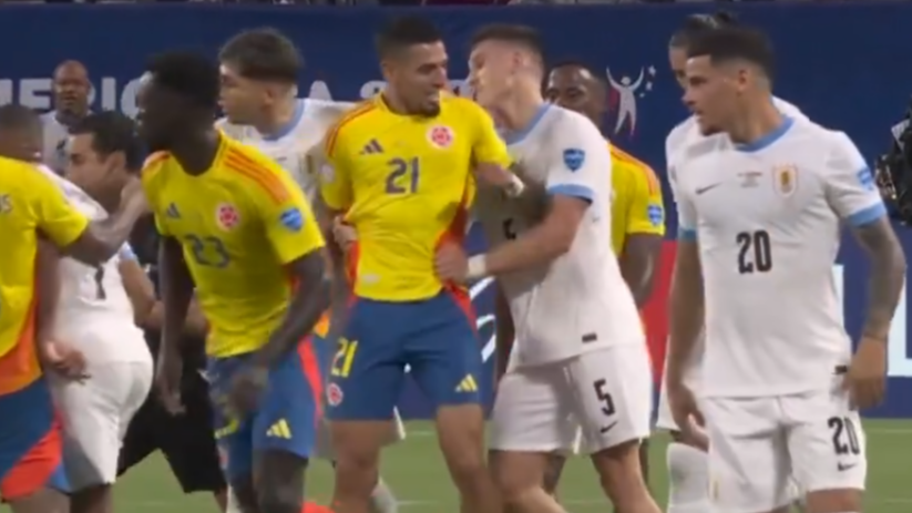 Daniel Muñoz fue expulsado tras un codazo a Ugarte en el Colombia vs. Uruguay.