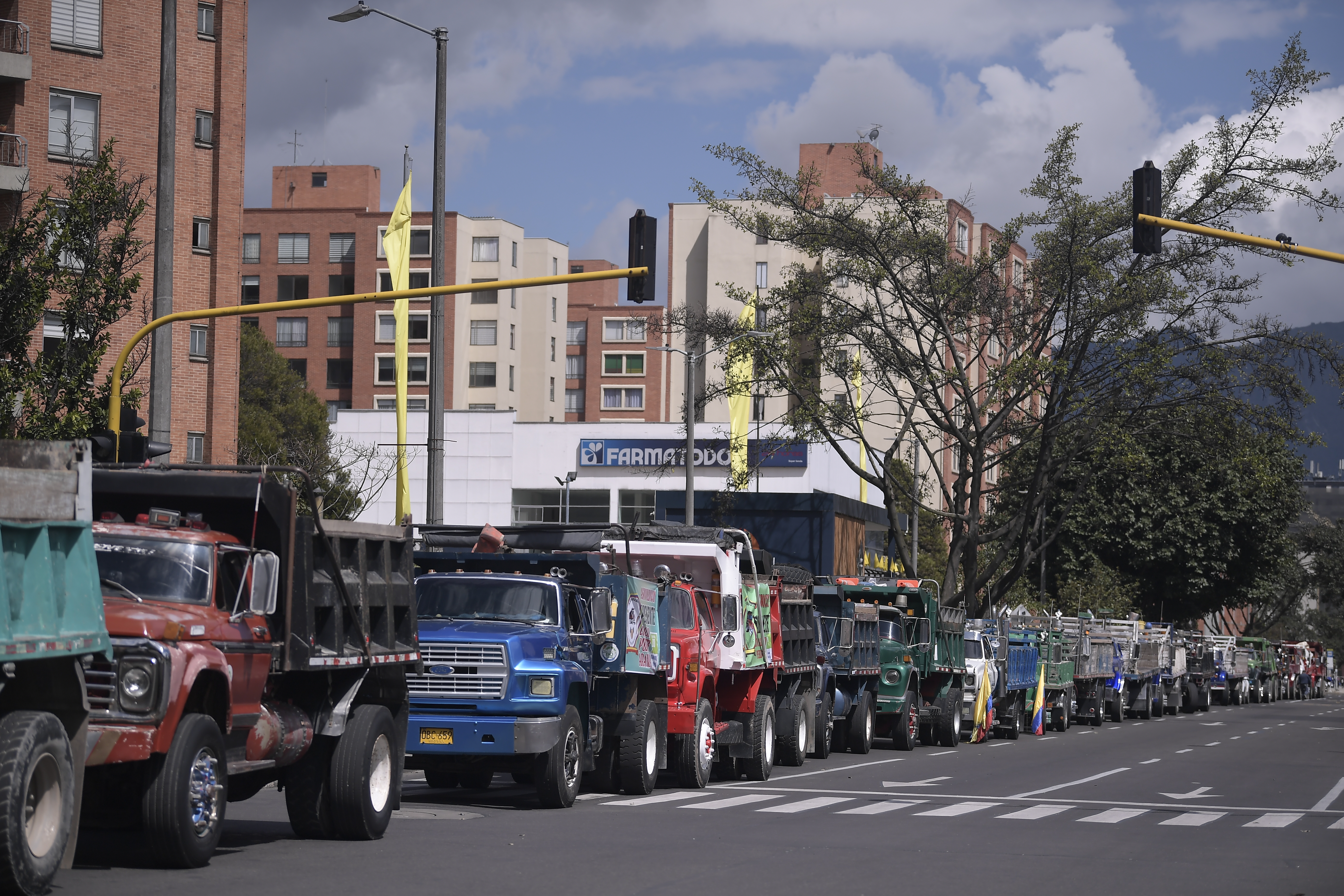 Decenas de transportadores de carga se manifestaron este lunes en la ciudad de Bogotá por el incremento del valor del combustible. Se movilizaron por varias vías de la capital hasta llegar al Ministerio de Transporte.