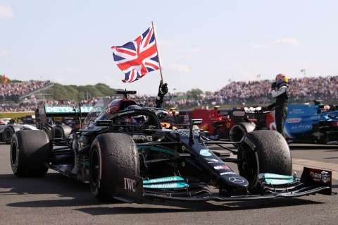 Lewis Hamilton recibe el título de Caballero