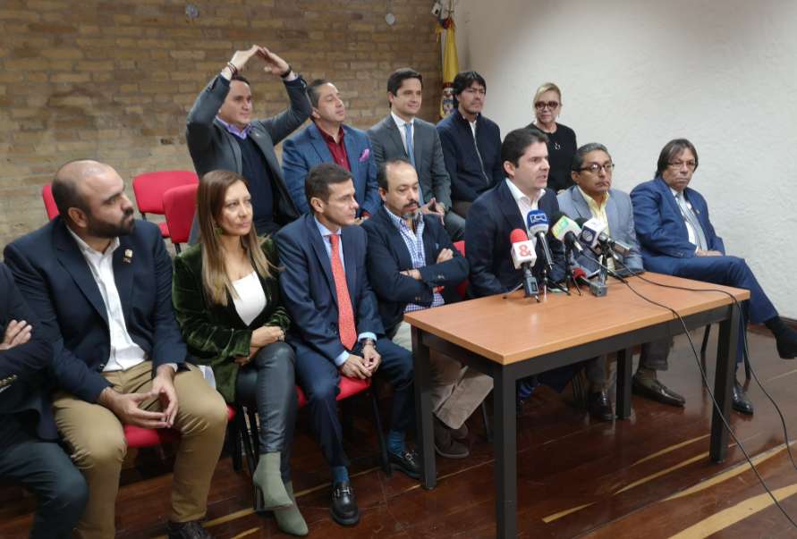 La bancada de Cambio Radical junto al exministro de Vivienda Luis Felipe Henao. / Captura de pantalla de Twitter