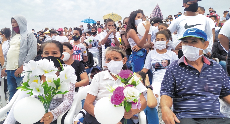 El 6 de agosto, cientos de personas vestidas de blanco se reunieron para inaugurar un camposanto.