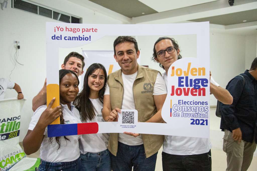 Alexánder Vega Rocha, registrador nacional del Estado Civil, junto a varios jóvenes.