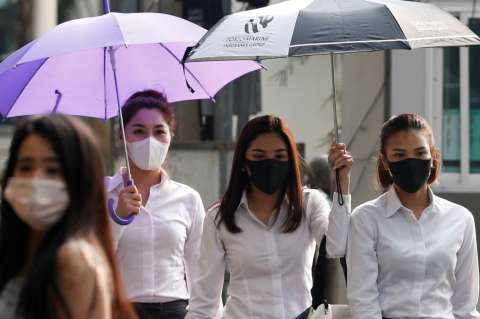 Lluvia artificial para combatir la contaminación del aire en Bangkok (Tailandia)