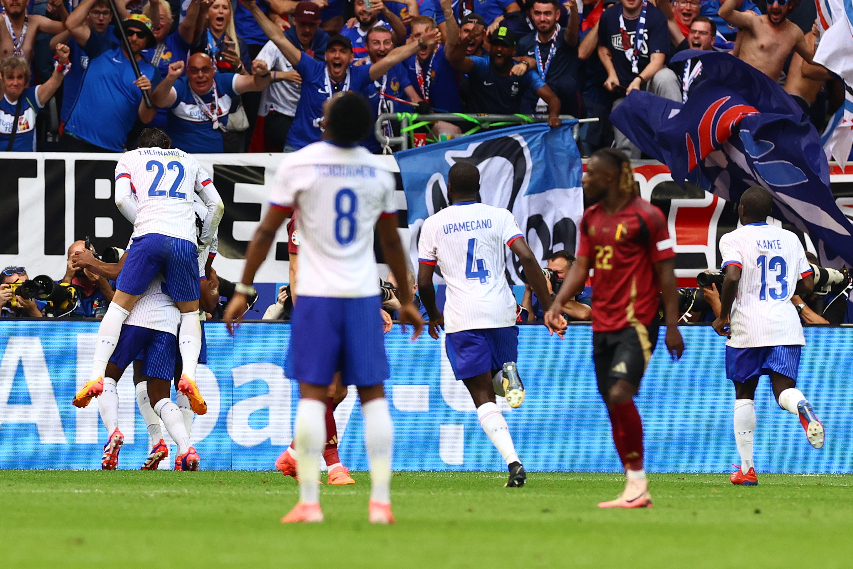 Dusseldorf (Germany), 01/07/2024.- Players of France celebrate the 1-0 goal during the UEFA EURO 2024 Round of 16 soccer match between France and Belgium, in Dusseldorf, Germany, 01 July 2024. (Bélgica, Francia, Alemania) EFE/EPA/FILIP SINGER