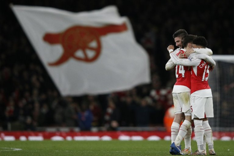 Arsenal venció al Manchester City y sigue al acecho del Leicester