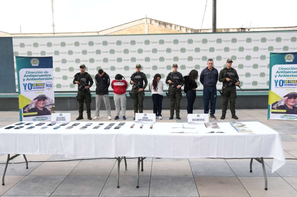 A través de mensajes en plataformas digitales, las cinco personas capturadas, contactaban a sus víctimas con engaños como falsas encomiendas o servicios sexuales inexistentes. Luego, se hacían pasar por funcionarios públicos y les exigían dinero bajo amenazas, con montos que iban desde los $200.000 hasta los $5 millones.
Uno de los métodos más comunes consistía en hacerles creer a las víctimas que estaban involucradas en un supuesto proceso judicial o que serían capturadas si no accedían a pagar sumas altas para "resolver" su situación.