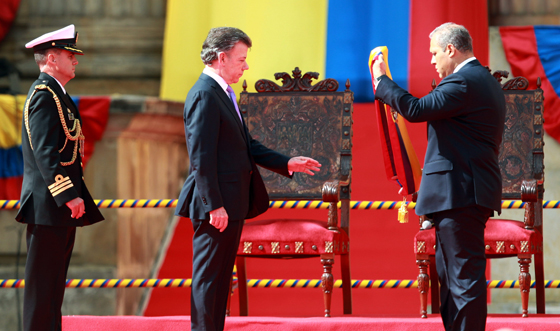 El presidente Juan Manuel Santos recibe la banda presidencial de manos del presidente del Congreso, senador José Names Cardozo