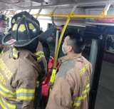 Bomberos ayudaron a hombre con mano atrapada en manija de TransMilenio