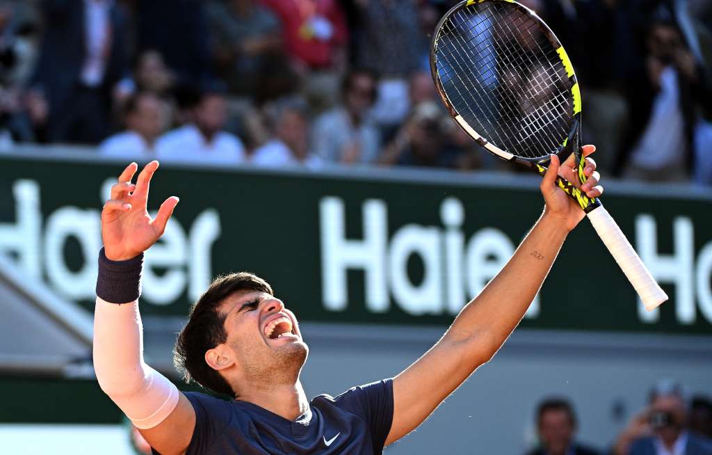 Paris (France), 07/06/2024.- Carlos Alcaraz of Spain celebrates winning his Men'Äôs Singles semi final match against Jannik Sinner of Italy during the French Open Grand Slam tennis tournament at Roland Garros in Paris, France, 07 June 2024. (Tenis, Abierto, Francia, Italia, España) EFE/EPA/CAROLINE BLUMBERG