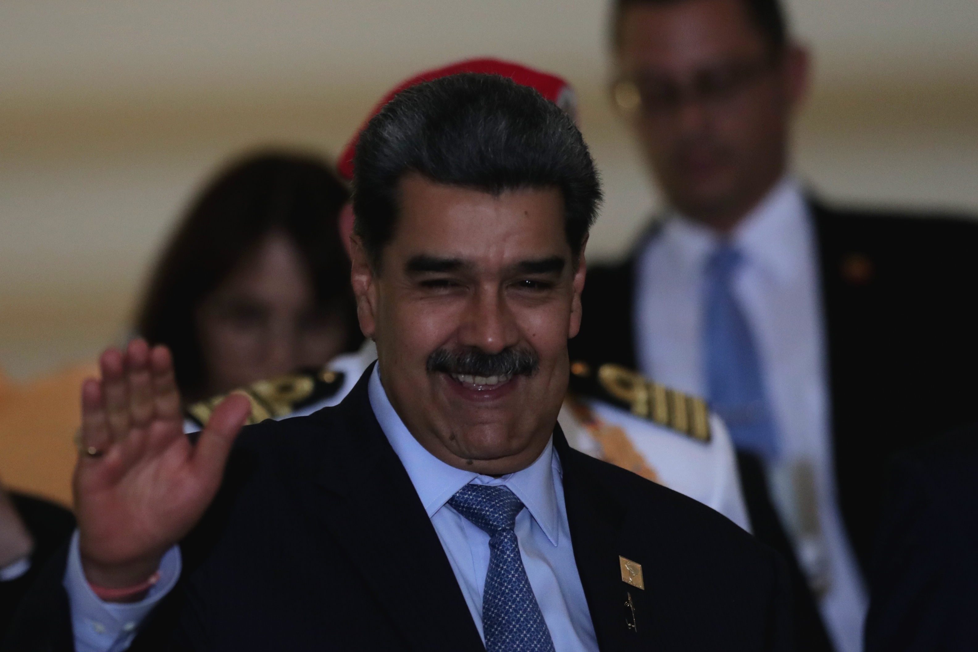 AME3082. BRASILIA (BRASIL), 30/05/2023.- El presidente de Venezuela, Nicolás Maduro, saluda a los miembros de la prensa durante su participación en la cumbre suramericana celebrada hoy, en Brasilia (Brasil). Los presidentes de los países suramericanos acordaron este martes establecer un "grupo de contacto" encabezado por los cancilleres para elaborar una "hoja de ruta" destinada a impulsar la integración de la región. EFE/ André Coelho