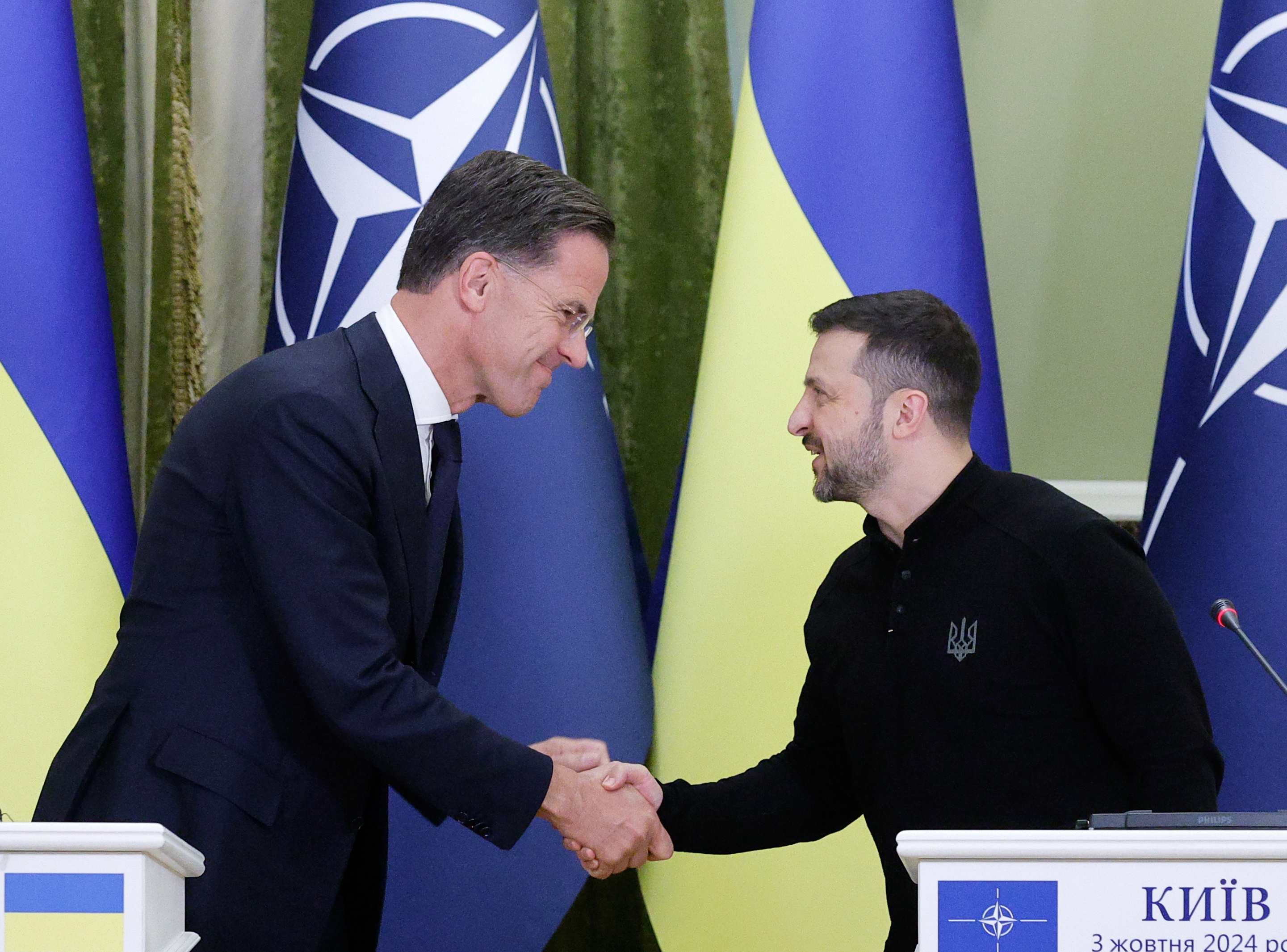 Kyiv (Ukraine), 03/10/2024.- New NATO Secretary General Mark Rutte (L) and Ukrainian President Volodymyr Zelensky (R) shake hands during a joint press conference following their meeting in Kyiv, Ukraine, 03 October 2024. Mark Rutte made his maiden trip as the North Atlantic Treaty Organization's (NATO) Secretary General to Ukraine on 03 October, where he met with top officials and the President of Ukraine and pledged continued support for Ukraine in its war with Russia. (Zelenski, Rusia, Ucrania, Kiev) EFE/EPA/SERGEY DOLZHENKO