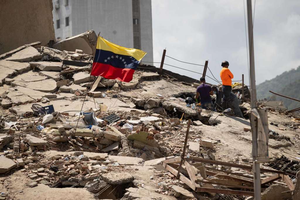 AME5558. LA GUAIRA (VENEZUELA), 29/06/2026.- Voluntarios realizan labores de búsqueda en los escombros de un edificio este lunes, en La Guaira (Venezuela). Han pasado cinco días desde el doble terremoto de magnitud 7,2 y 7,5 que sacudió el norte de Venezuela y los sobrevivientes sienten que ya no les queda nada para vivir en el estado costero La Guaira, el más afectado por el desastre. EFE/ Ronald Peña R