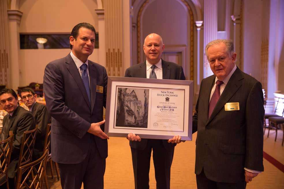 El presidente del Grupo Aval, Luis Carlos Sarmiento Gutiérrez (izq.), junto a su padre, el banquero Luis Carlos Sarmiento Angulo (der.) sostienen el certificado del ingreso de la acción preferencial a la Bolsa de Nueva York. / Cortesía Aval