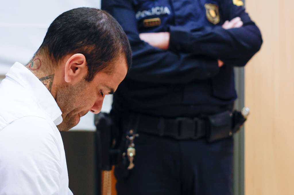 BARCELONA, 05/02/2024.- El exjugador brasileño del FC Barcelona Dani Alves, acusado de violar a una joven en un baño de la discoteca Sutton de Barcelona en diciembre de 2022, sentado en el banquillo de los acusados momentos después de que arrancara el juicio contra él, con el trámite de cuestiones previas de acusaciones y defensas, este lunes en la Audiencia de Barcelona. EFE/ Alberto Estévez / ***POOL***