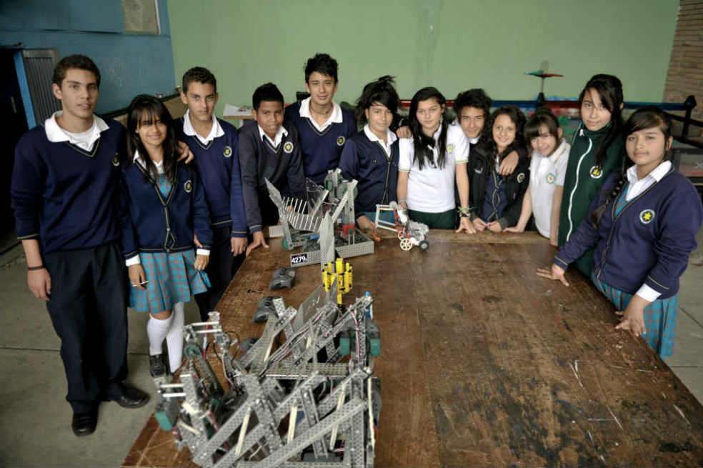 El grupo de robótica del colegio INEM trabaja con un robot hecho con materiales prestados. / Fotos: Andrés Torres