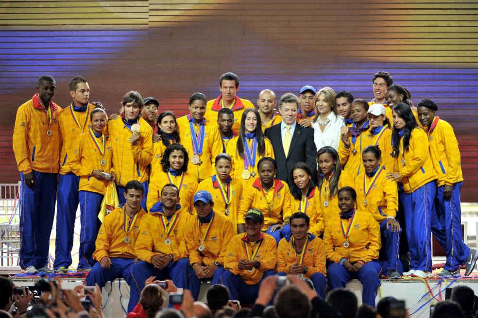 El presidente Juan Manuel Santos y su esposa María Clemencia lucieron felices al lado de los deportistas olímpicos, ayer en la Plaza de Armas, de la Casa de Nariño, en Bogotá. / Gabriel Aponte