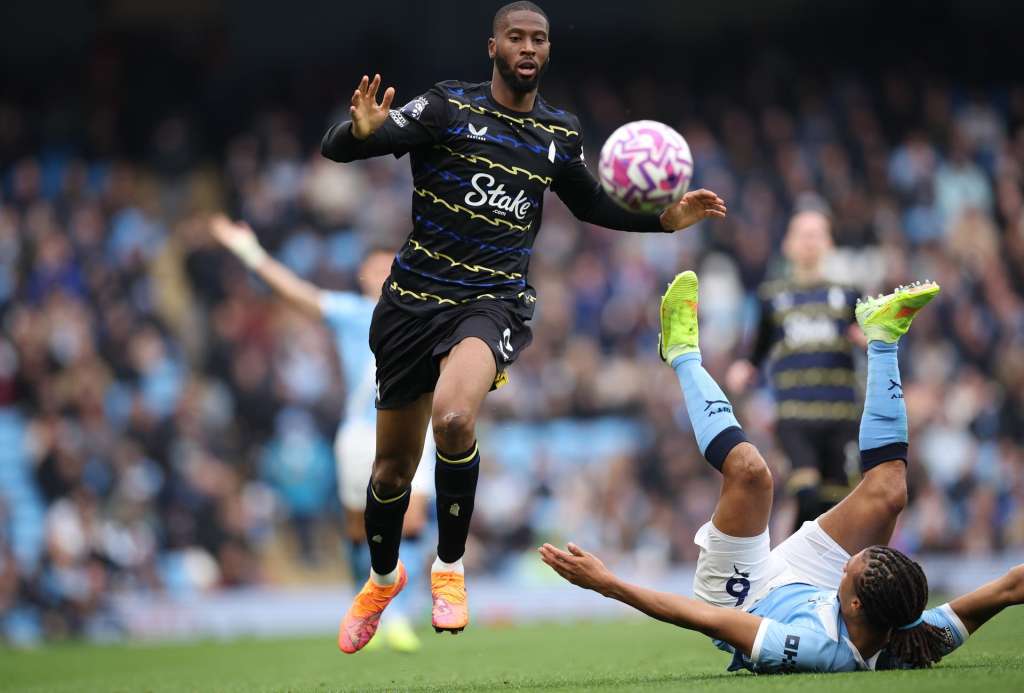 MANCHESTER (United Kingdom), 18/10/2025.- Beto of Everton (L) in action against Nathan Ake of Manchester City (R) during the English Premier League match between Manchester City FC and Everton FC in Manchester, Britain, 18 October 2025. (Reino Unido) EFE/EPA/ADAM VAUGHAN EDITORIAL USE ONLY. No use with unauthorized audio, video, data, fixture lists, club/league logos, 'live' services or NFTs. Online in-match use limited to 120 images, no video emulation. No use in betting, games or single club/league/player publications.