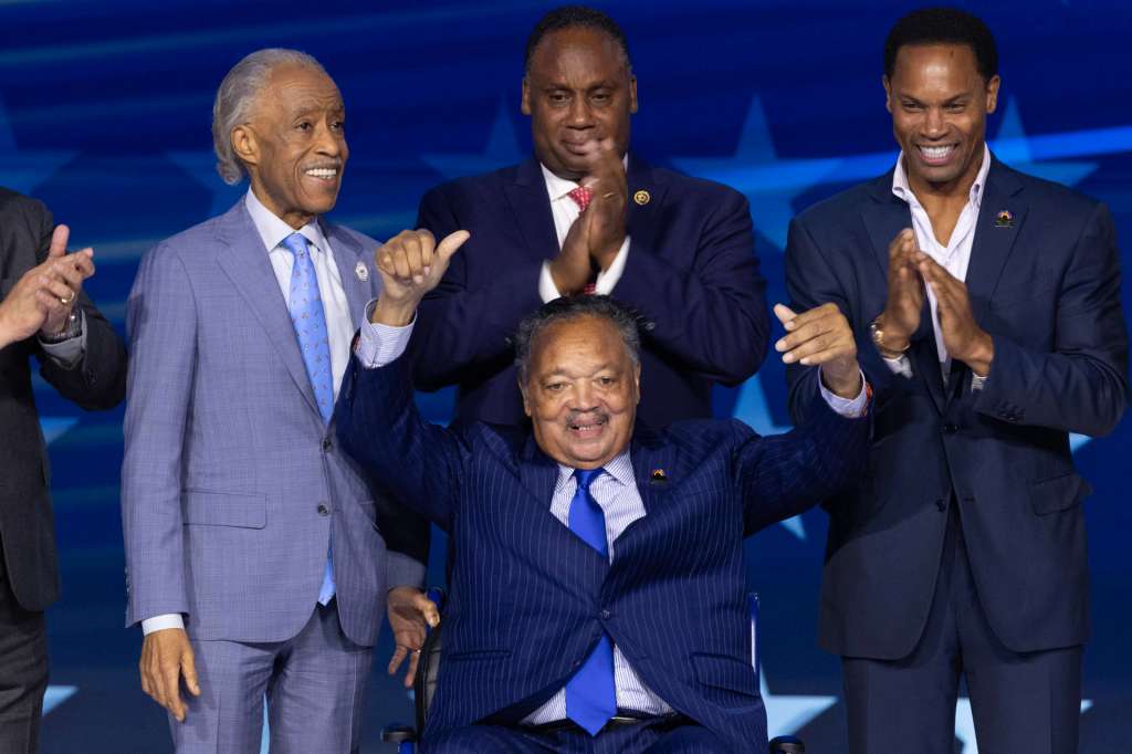 CHICAGO, 17/02/2026.- Jesse Jackson (c), histórico líder del movimiento por los derechos civiles en Estados Unidos, ha fallecido a los 84 años, según medios estadounidenses. En la imagen, Jackson durante la Convención Nacional Demócrata en Chicago el 19 de agosto de 2024. EFE/ Michael Reynolds

