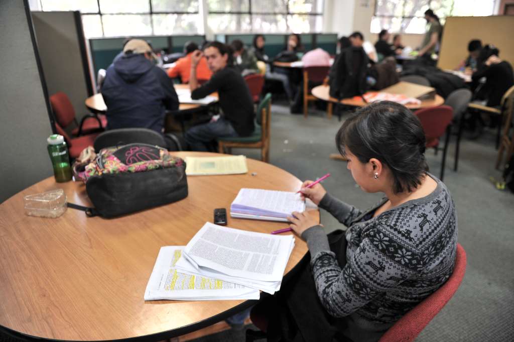 Recorrido por las instalaciones de esta Universidad: Cafetería, pasillos; paredes pintadas, estudiantes, y laboratorios.