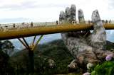 Puente sostenido por dos manos gigantes se convirtió en furor en Vietnam