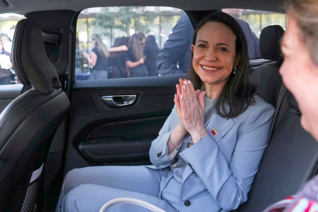 FOTODELDÍA AME3438. SANTIAGO (CHILE), 12/03/2026.- La opositora venezolana y Premio Nobel de la Paz, María Corina Machado, reacciona a la salida del lanzamiento de la cátedra Presidente Sebastián Piñera Echenique este jueves, en Santiago (Chile). EFE/ Adriana Thomasa
