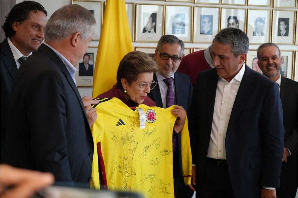 Gloria Inés Ramírez (centro), ministra del trabajo, junto a Fernando Jaramillo (der), presidente de la Dimayor, y Carlos González Puche y Luis Alberto García (izq), de Acolfutpro, entre otros.