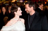 Anne Hathaway y Hugh Jackman encantan con sus voces
