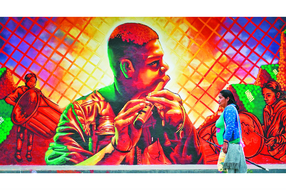 Las calles de Toribío fueron pintadas con grafitis para borrar las huellas de la guerra. / AFP