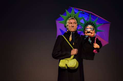 Tola y Maruja, “por el güeco”