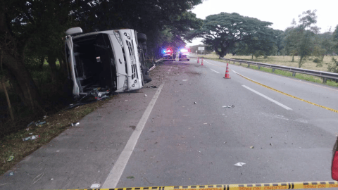 Accidente de bus dejó una adolescente muerta y 18 heridos en el norte del Valle
