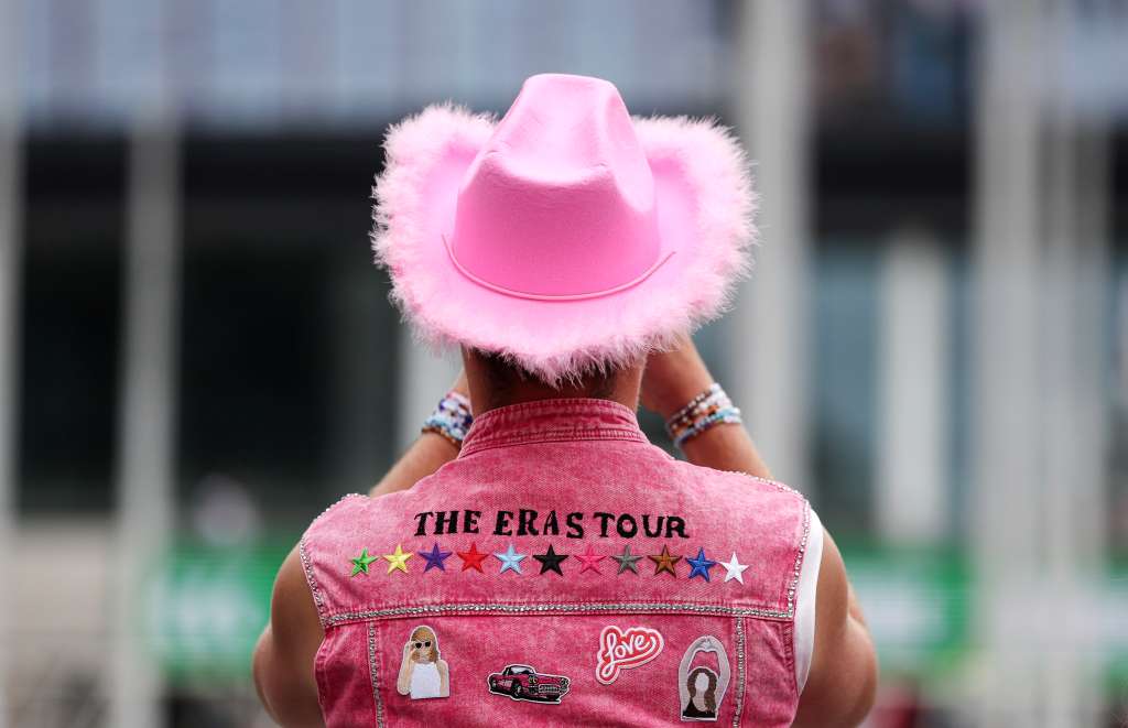 London (United Kingdom), 15/08/2024.- A Taylor Swift fan stands outside Wembley Stadium before the first of the Eras Tour concerts at Wembley Stadium, in London, Britain, 15 August 2024. The last concerts of US pop star's Eras Tour in Europe take place at London's Wembley Stadium from 15 to 20 August 2024. The concerts will go ahead amid additional security measures following the cancellation of Swift's three shows in Vienna earlier in August 2024. London Metropolitan Police's spokesperson had said that 'There is nothing to indicate that the matters being investigated by the Austrian authorities will have an impact on upcoming events here in London.' (Reino Unido, Londres, Viena) EFE/EPA/ANDY RAIN