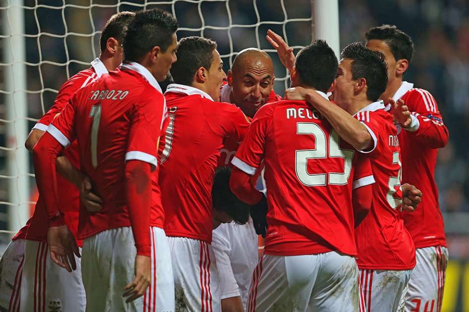 Jugadores del Benfica celebra su clasificación a las semifinales de la Liga Europa. / AFP