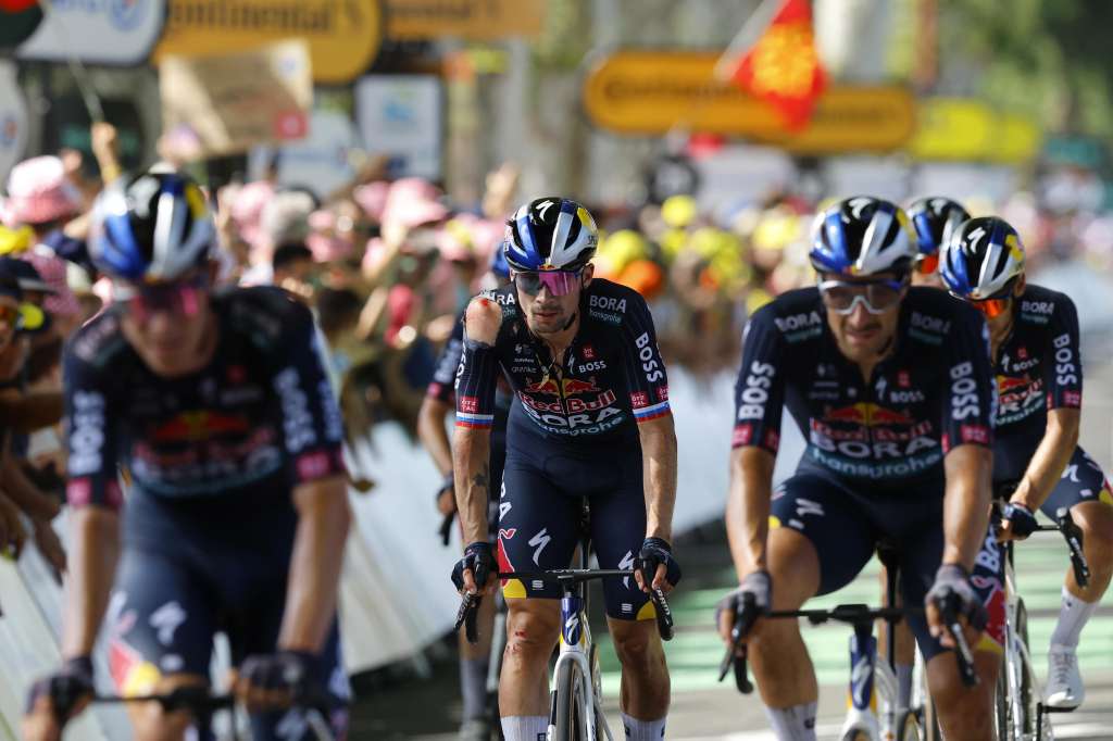 Villeneuve-sur-lot (France), 11/07/2024.- Slovenian rider Primoz Roglic (C) of Red Bull - BORA - hansgrohe crosses the finish line during the 12th stage of the 2024 Tour de France cycling race over 203km from Aurillac to Villeneuve-sur-Lot, France, 11 July 2024. (Ciclismo, Francia, Eslovenia) EFE/EPA/KIM LUDBROOK