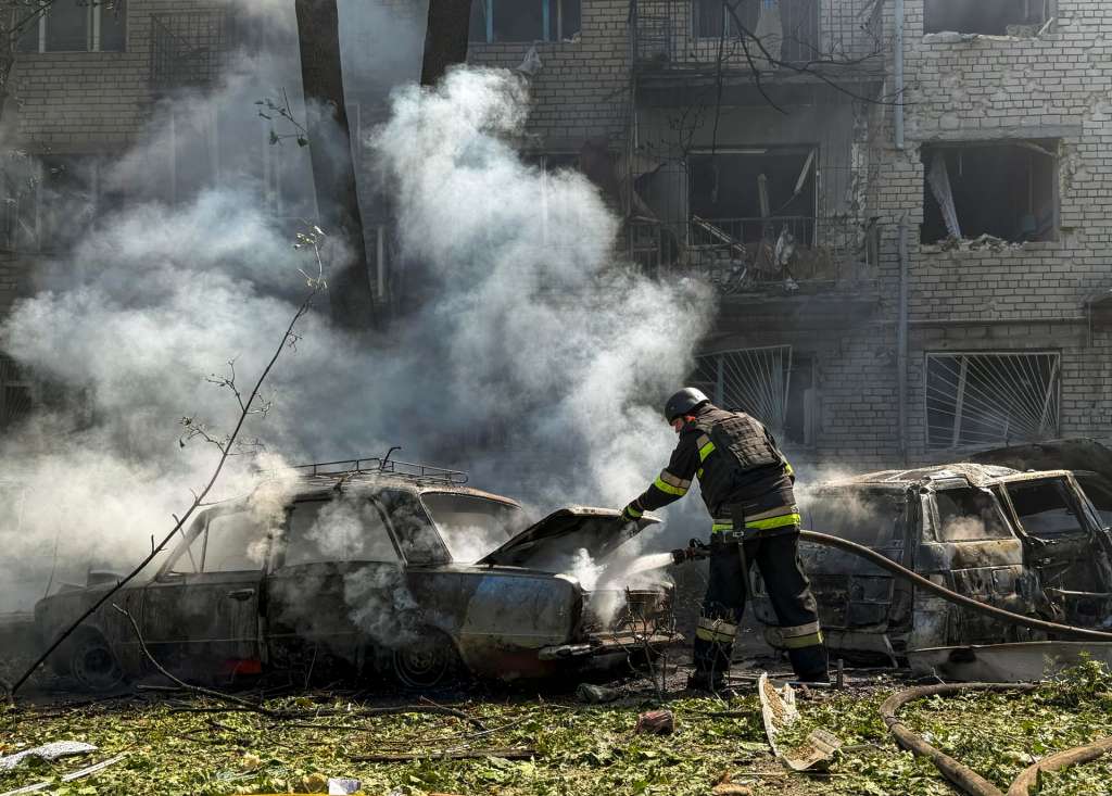 ZAPORIZHZHIA (Ukraine), 10/08/2026.- A Ukrainian rescuer works at the site of a Russian attack on a residential area in Zaporizhzhia, Ukraine, 10 August 2026, amid the ongoing Russian invasion. At least 24 people were injured in Russian guided bomb attacks on a residential area in Zaporizhzhia, according to the Zaporizhzhia Regional Military Administration. (Rusia, Ucrania) EFE/EPA/DARYNA NAUMOVA