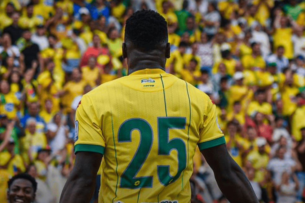 Daniel Mosquera fue una de las figuras del partido con dos goles.