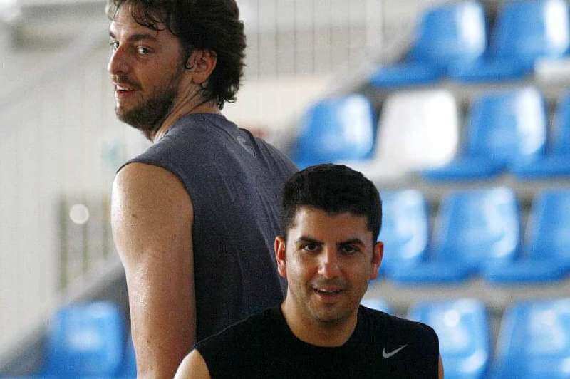 Joaquín Juan al lado del basquetbolista español Pau Gasol. / Archivo particular